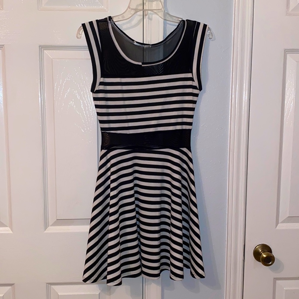 🎓$9/CollegeBlowoutSale!📚Regularly$15Papaya-B&W striped dress with mesh inserts